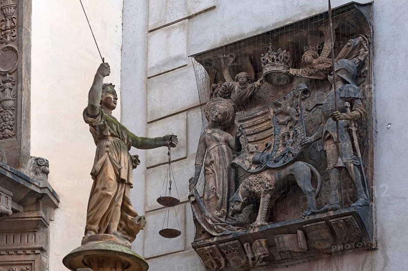 Emblem of the Hungarian King Matthias Corvinius from 1488 and sculpture of Justice on the Stairway of the Town Hall 1537, Görlitz, Upper Lusatia, Saxony, Germany