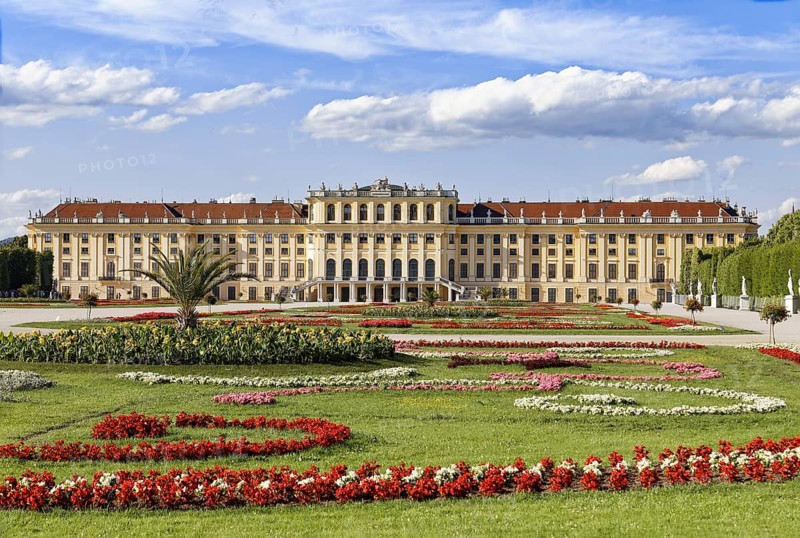 Palace park, flower garden, Schönbrunn Palace, former summer residence of the Habsburgs, Baroque, three-wing complex, built 1695-1743, UNESCO World Heritage Site, Hietzing 13th District, Vienna, Austria