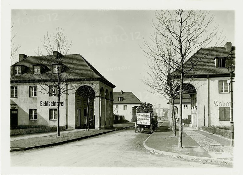 Paradestraße, Berlin, Tempelhof, architecture, Fritz Bräuning, urban scene with well-preserved buildings and a vehicle on an empty street in black and white, 1928, Paul W. John