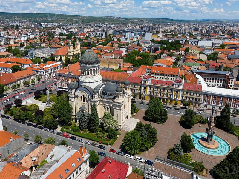 Aerial view of a city with a large church and a fountain surrounded by buildings and green areas, aerial view, Metropolitan Cathedral of the Assumption of Mary, Cluj-Napoca, Cluj, Transylvania, Transylvania Region, Romania
