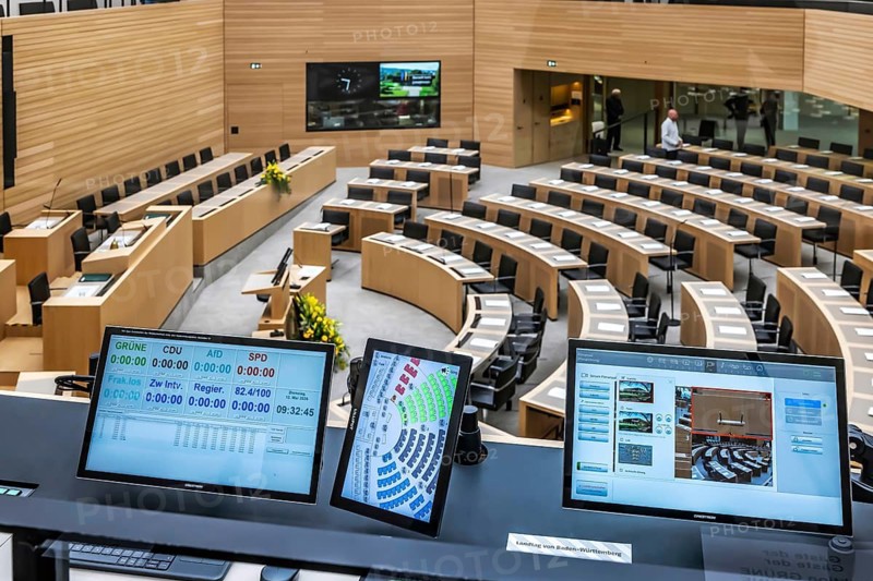 Empty meeting room in front of the start of the plenary session. Constituent session of the 18th state parliament of Baden-Württemberg. Strange: The Greens and CDU are equally strong, with 56 members each. AfD has 35 members of parliament, the SPD 10. The speaking time of individual factions. Stuttgart, Baden-Württemberg, Germany
