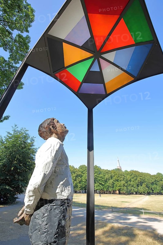Homage sculpture by August Macke by sculptor Stephan Balkenhol 2018, modern art, life-size, male figure looking up, looking in the air, amazed, looking at, frame with colorful glass panes, Hofgarten, Südstadt, Bonn, North Rhine-Westphalia, Germany
