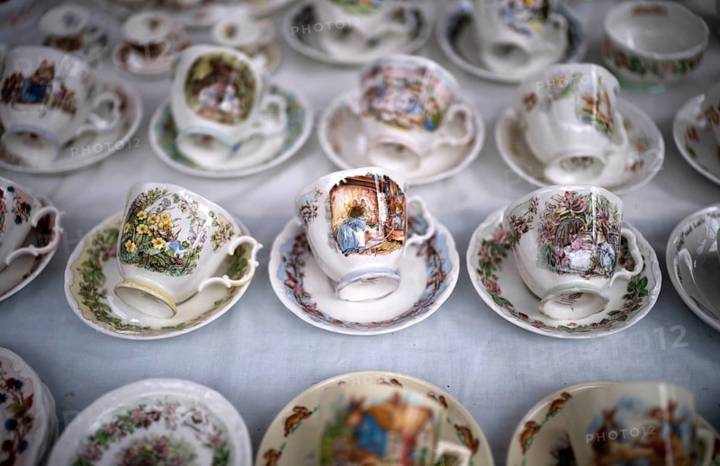 Display at a market stand, antiques, Royal Doulton winter tea cup from the Brambly Hedge series decor, collection decorated with Jill Barklem illustrations, porcelain tableware, painted porcelain, cups, collection cups, motif cups, Portobello Road Market, market, Saturday market, Notting Hill, Kensington, London, England, Great Britain, Great Britain