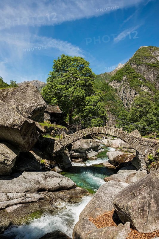 Traditional old stone houses and old stone arch bridge, Splueia Bella, near Foroglio, Val Calnègia, Maggia Valley, Valle Maggia, Canton of Tessin, Switzerland