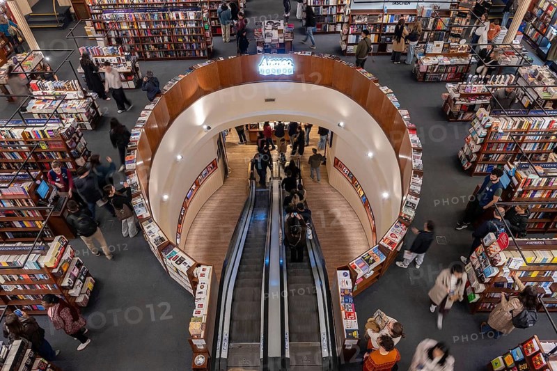Crowds at the Ateneo Grand Splendid bookstore, tourist attraction in Buenos Aires, Argentina
