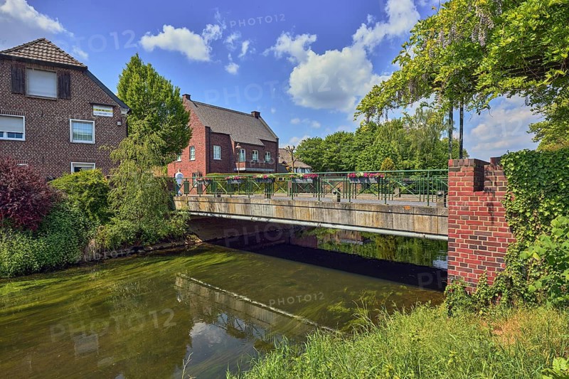Niers river, general development, residential building, car bridge and footbridge, riverbank, meadow, grass, trees, blue sky, cumulus clouds, Feldstraße, Wachtendonk, Kleve district, North Rhine-Westphalia, Germany