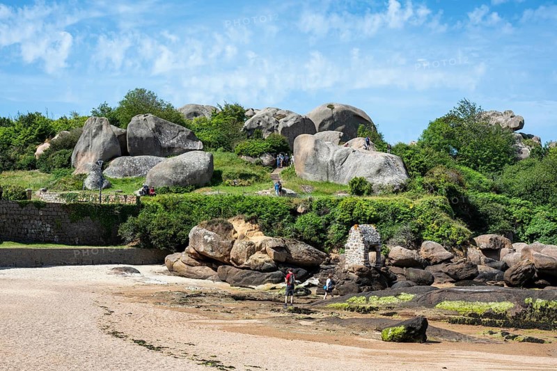Distinctive, monumental pink granite rocks cut round by sea and wind on a stretch of beach near Ploumanac'h, Perros-Guirec, Trégastel, Côtes-d'Armor department, Brittany region, France