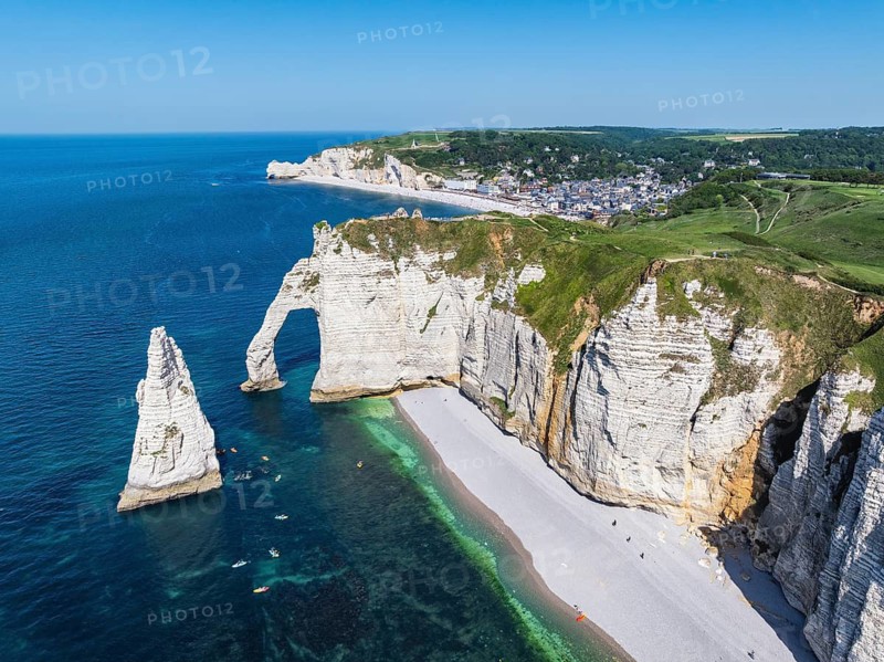 Aerial view of the Porte d'Aval rock formation, a tourist attraction on the chalk coast with the distinctive rock gate, next to it the free-standing rock pin Aiguille d'Étretat, behind it the holiday resort of Étretat with the beach, on the horizon the Falaise d'Amont cliffs, Alabaster Coast, La Côte d'Albâtre, chalk cliffs, English Channel, Seine-Maritime, Normandy, France