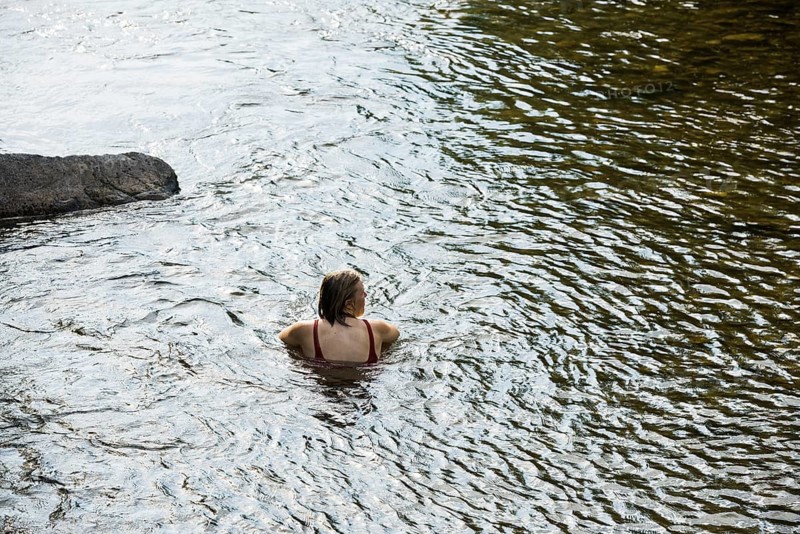 Woman in the river, bathing in the city, heat, heat wave, climate change, Dreisam, Freiburg im Breisgau, Black Forest, Baden-Württemberg, southern Germany, Germany