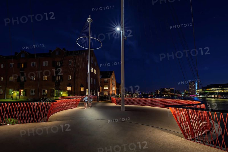 Nachtansicht einer modernen Brücke mit Beleuchtung und urbanem Ambiente, Kopenhagen, Dänemark, Cirkelbroen
