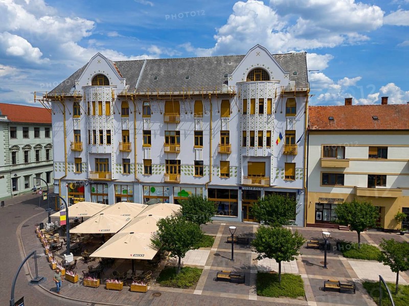 Detailed view of a historic building with balconies and cafés with umbrellas, aerial view, palace of Adolf Moskovits and sons, Piata Unirii, Unity Square, Oradea, Oradea, Bihor district, screechland, Transylvania, Romania