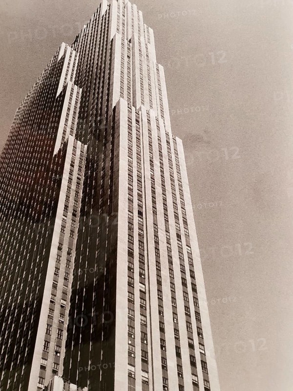 Rockefeller Center, New York, Manhattan, skyscraper, skyscraper, abstract, perspective, a towering skyscraper in a modern architectural style, Walter Frentz, around 1940
