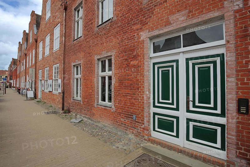 Row of red brick houses, front door with patterns and decorations, Dutch Quarter, Potsdam, Havelland, Brandenburg, Germany