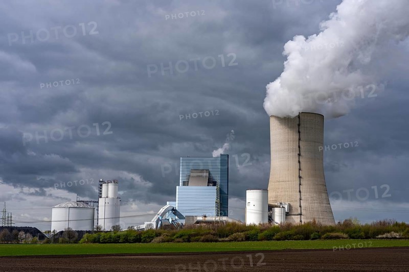 The UNIPER Datteln 4 coal-fired power plant, power plant block and cooling tower, fields, old trees, Datteln, North Rhine-Westphalia, Germany