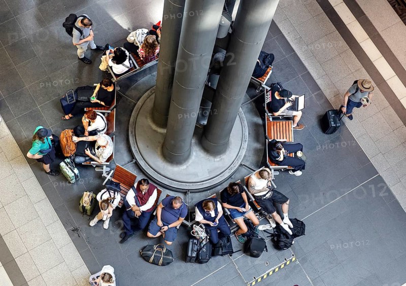 Rail customers sit on benches and wait for their connecting trains at Berlin Central Station, 17.07.2026, Berlin, Berlin, Germany