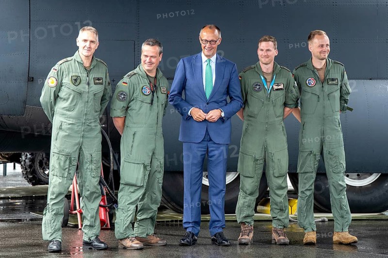 The crew of the Lockheed C-130 Hercules from the Rhin/Rhein Binational Air Transport Squadron with Federal Chancellor Friedrich Merz – International Aerospace Exhibition (ILA), Berlin ExpoCenter Airport, Schönefeld, 10 June 1926