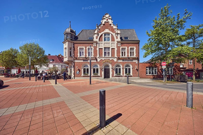 Restaurant Alt Derp, Haus Stassen, historic building, lantern, barrier bollard, pedestrian area, square, street, trees, blue sky, cloudless, confluence Geldener Straße, Bahnstraße, main street and Marktstraße in Roermonder Platz, Kevelaer, Kleve district, North Rhine-Westphalia, Germany
