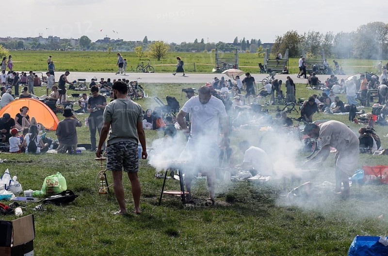 Barbecue season opens, smoking barbecues at a barbecue area at Tempelhofer Feld, Berlin, 03.05.2026, Berlin, Germany