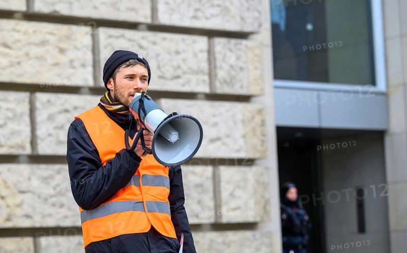 Henning Jeschke trying to revolutionize the New Generation in front of the Reichstag building, Berlin, 24.04.2026