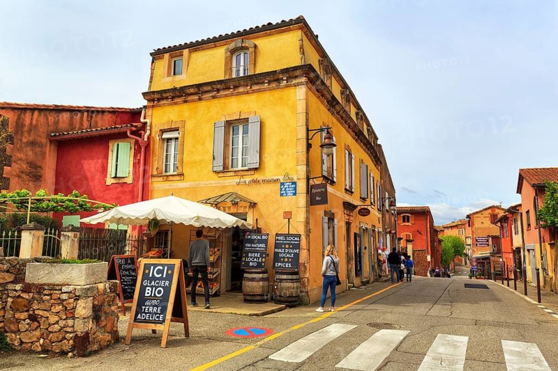 Shops selling local specialities such as wine, honey and olive oil, picturesque ochre-coloured village, passers-by, Roussillon, Vaucluse, Luberon, Provence, Provence-Alpes-Côte d'Azur, France