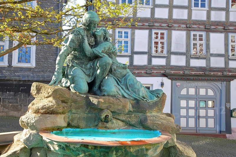 Liebenbach monument by Erich Hösel 1902, legend of the death scene Kuno and Else, landmark, death, legend, lovers, memorial and fountain with water basin, half-timbered house, modern art, bronze sculpture, market square, Spangenberg, Hesse, Germany