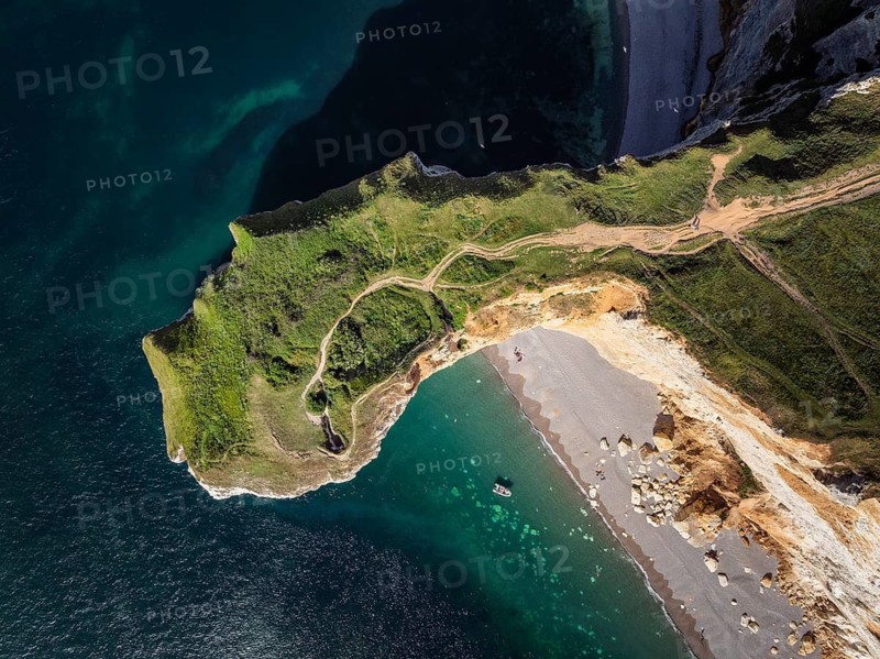 Aerial view, top down view of the distinctive Pointe de la Courtine ledge in the evening sun, Étretat, Alabaster Coast, La Côte d'Albâtre, chalk cliffs, English Channel, Seine-Maritime, Normandy, France