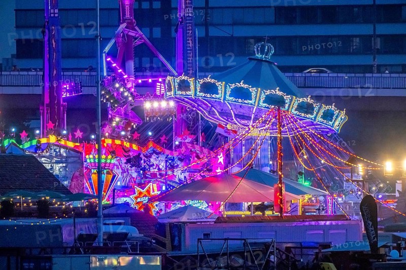 Rhine fair in the Rheinwiesen in Düsseldorf-Oberkassel, rides in the evening, with lots of lighting, infinity, overhead swing, chain carousel royal wave flight, North Rhine-Westphalia, Germany