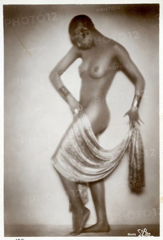 Josephine Baker, dance, Negro dance, Afro-America, elegance, black and white photo of a dancing woman with a dress in synchronous movement, surrounded by a nostalgic atmosphere, photo Madame d'Ora, Vienna, around 1926
