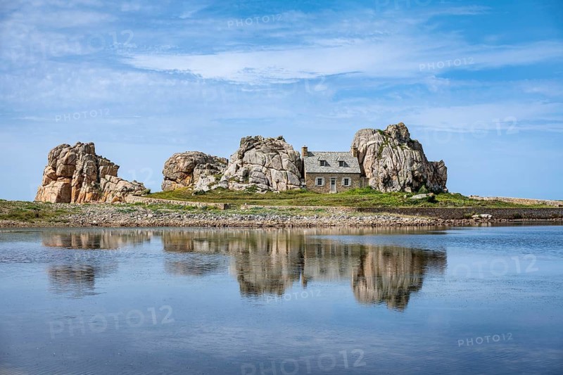 Idyllic stone house, Castel Meur also Maison du Gouffre, a tourist attraction in Brittany built in 1861, nestled between two mighty granite rocks on a sea bay, on the north coast of the Pink Granite Coast, Plougrescant, Côtes-d'Armor, Brittany, France