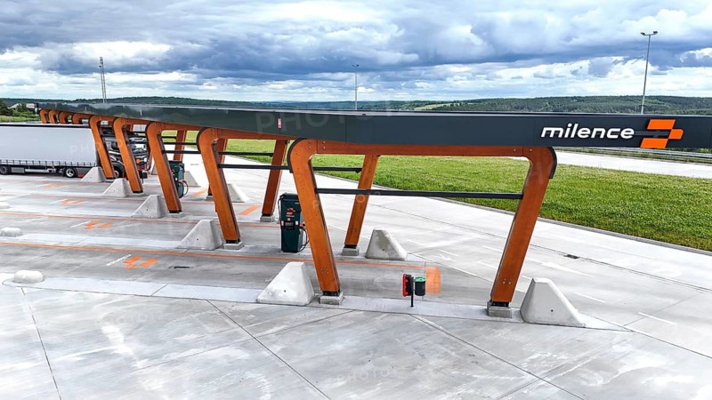 An ELkW charges at the Milence Charging Hub for eLkW at Hermsdorfer Kreuz, 03.06.2026. Milence is an operator of charging infrastructure for battery-electric trucks and buses, Kraftsdorf, Thuringia, Germany