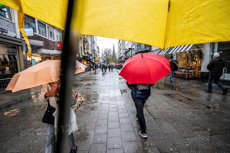Passers-by in a pedestrian zone, Kettwiger Straße, rainy weather, with umbrella, city center, Essen, North Rhine-Westphalia, Germany