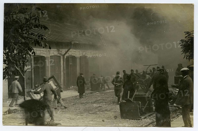 Slonim, Belarus, fire in the market halls, fire, firefighting, German occupation, World War I, people flee from a smoking building, carrying belongings in an emergency situation, around 1917