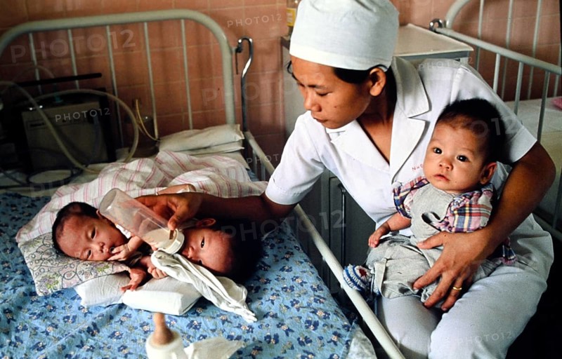 Hospital for napalm victims (children), the mothers were exposed to the napalm attacks of the USA