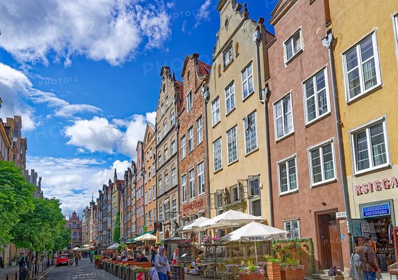 Historic buildings and outdoor restaurants on Piwna Street in the old town of Gdansk, former Hanseatic city and capital of the Pomeranian Voivodeship. Gdansk, Pomerania, Poland