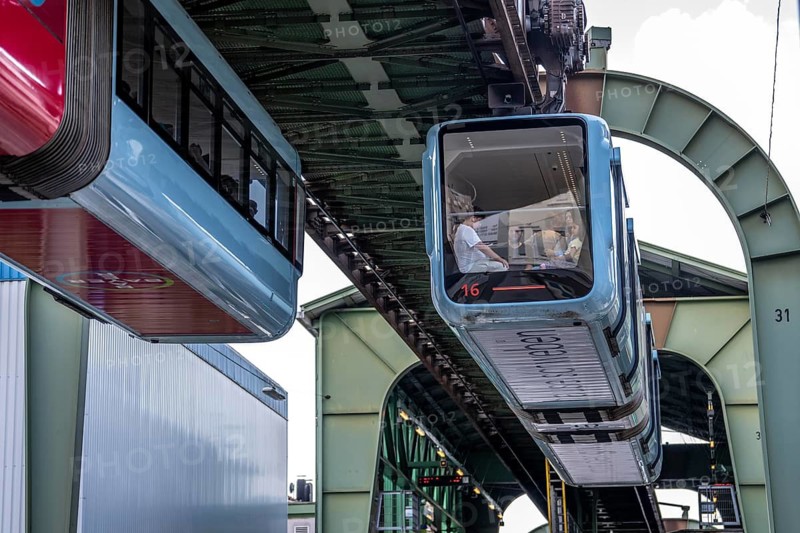 City traffic, in Wuppertal-Vohwinkel, Kaiserstraße, the Wuppertal suspension railway runs above heavy traffic, Bruch stops, Germany