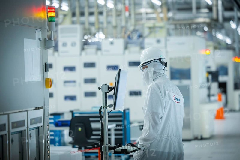 Clean room of Infineon Technologies AG's new Smart Power Fab in Dresden on June 10. The Smart Power Fab will be officially opened on July 2. With an investment volume of five billion euros, the new plant is the largest single investment in Infineon's history and one of the largest investment projects in Germany. Plant for the chemical-mechanical polishing of 300 mm wafers in Infineon Technologies AG's new Smart Power Fab in Dresden, Dresden, Saxony, Germany