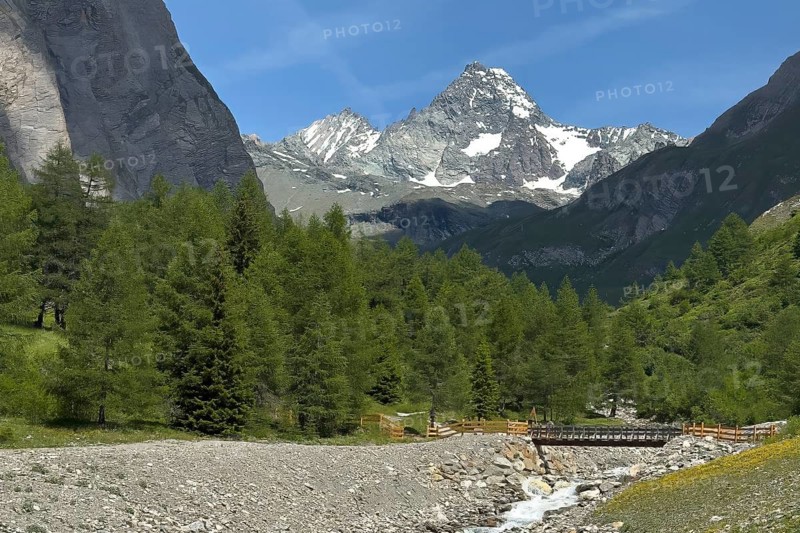 View from Ködnitztal on the south side of Grossglockner, right in the foreground bridge by hiking trail across Ködnitzbach, Tyrol, Austria