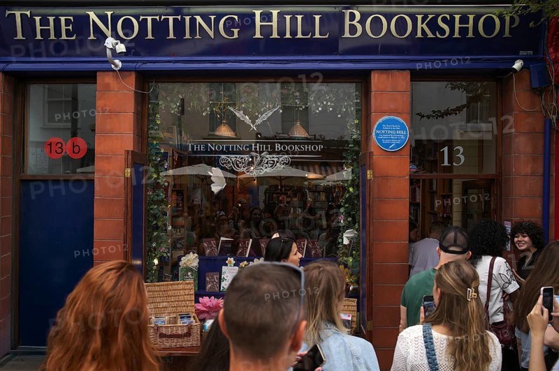 Tourists, visitors, queue in front of The Notting Hill Bookshop from the movie Notting Hill, Notting Hill, Kensington, London, England, Great Britain, Great Britain