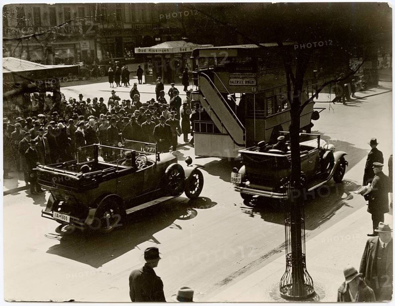 Berlin, Mitte, Unter den Linden, traffic, summer, convertible, double-decker bus, large crowd and classic car at a busy intersection, twenties, Sasha Stone, around 1928