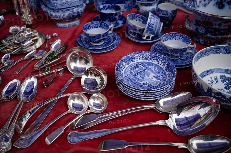 Display at a market stand, antiques, vintage Copeland Spode series decor collection, porcelain tableware, painted porcelain, spoon, plate, collector's plate, Portobello Road Market, market, Saturday market, Notting Hill, Kensington, London, England, Great Britain, Great Britain