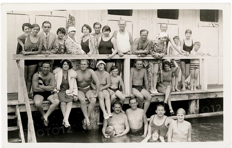 Pörtschach, Austria, Werzerbad, bathing, swimwear, leisure, summer, swimming, woman, men, changing rooms, outdoor pool, adults and children in swimwear pose happily together in an old swimming pool, around 1928