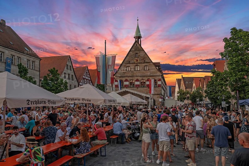Evening sky at the Laufer city festival on the market square, in the back the Old Town Hall, Lauf an der Pegnitz, Middle Franconia, Bavaria, Germany