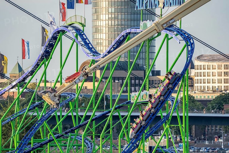 Rheinkirmes in den Rheinwiesen in Düsseldorf-Oberkassel, Achterbahn Alpina Bahn, Hochfahrgeschäft Gladiator Karussell, North Rhine-Westphalia, Germany