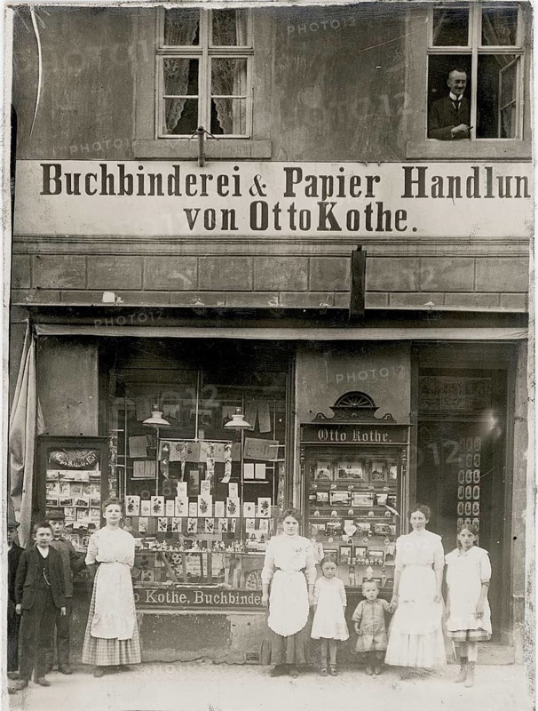Wittenberg, shop, sale, bookbinding, paper shop, paper goods, Otto Kothe, family in front of a paper and bookbinding shop with a filled shop window, 1910