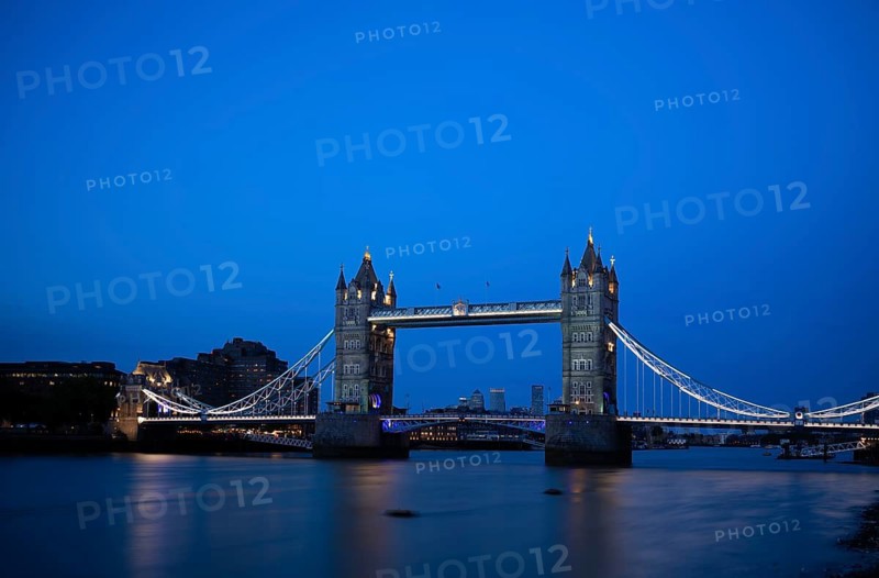 Thames, Tower Bridge, illuminated, behind Canary Wharf, dusk, blue hour, London, England, Great Britain, Great Britain