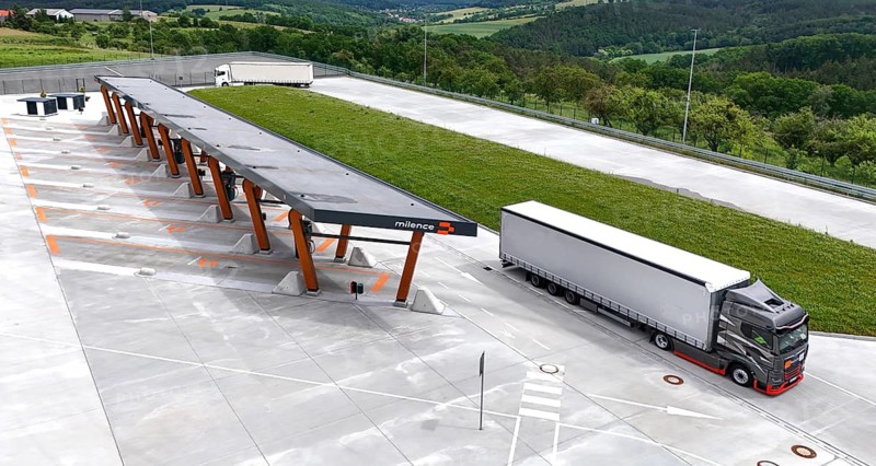ELkW at Milence Charging Hub for eLkW at Hermsdorfer Kreuz, 03.06.2026. Milence is an operator of charging infrastructure for battery-electric trucks and buses, Kraftsdorf, Thuringia, Germany