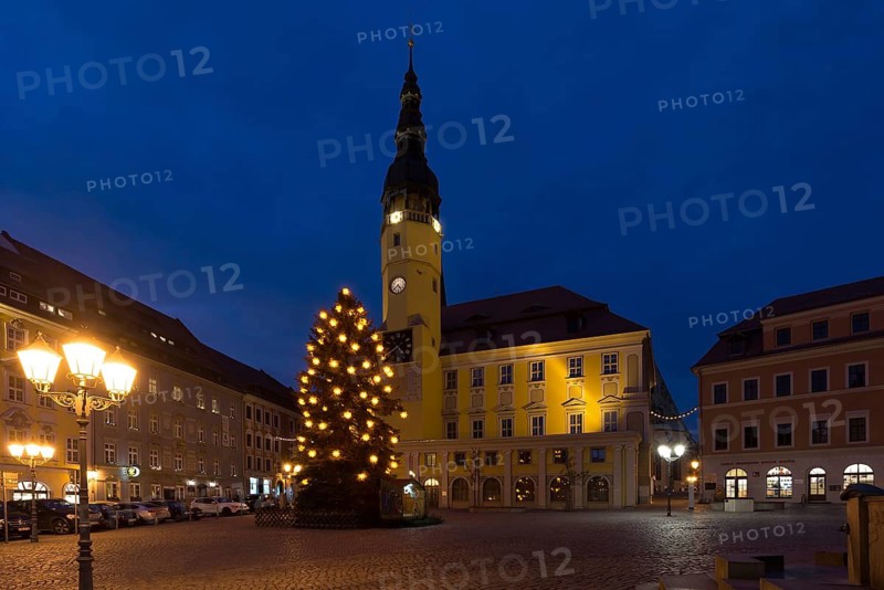 Town hall with decorated Christmas tree in the evening at Hauptmarkt, Bautzen, Upper Lusatia, Saxony, Germany