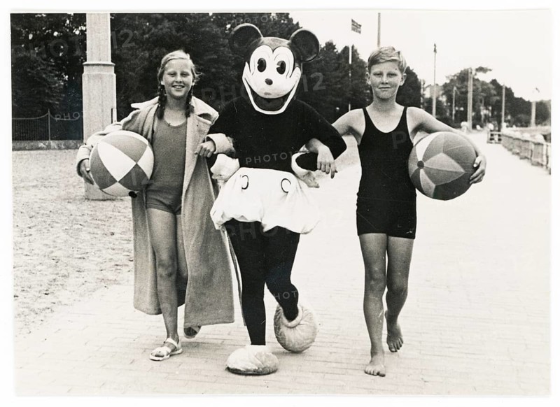 Bathing, swimwear, leisure, summer, girl, boy, children with Mickey Mouse in the middle carry balls and walk on a sidewalk, beach, 1935