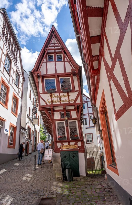 The wine town of Bernkastel-Kues on the Middle Moselle, the Spitzhäuschen, on the medieval market square with gabled half-timbered houses, historic, Germany