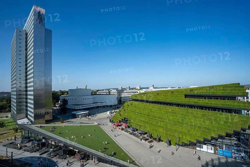 Green façade, consisting of over 30, 000 hornbeams, a good 8 kilometers long hedge, on the roof and the façade of the Kö-Bogen-2 house form the largest green façade in Europe, the plants prevent the façade from heating up and cool the environment by evaporating moisture through the plants, improving the microclimate in summer, triangle meadow, green roof, at the Düsseldorfer Schauspielhaus, Dreischeibenhaus, Düsseldorf, North Rhine-Westphalia, Germany